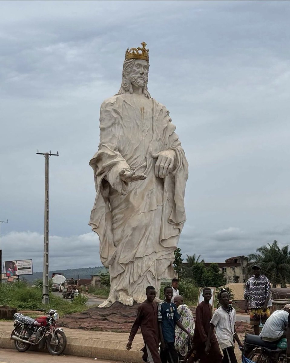 randomly_around's tweet photo. This statue is located somewhere in Enugu Nigeria, who can guess the location? https://t.co/Bnw9unsTz5