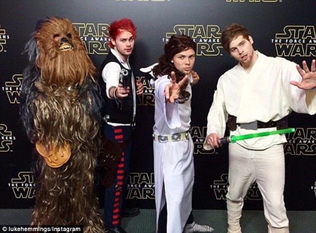 sabbyirwin's tweet photo. Remember when 5sos interviewed the star wars cast while wearing costumes LMFAO calum and ashton’s costume gets me every time https://t.co/WydajNn5aD