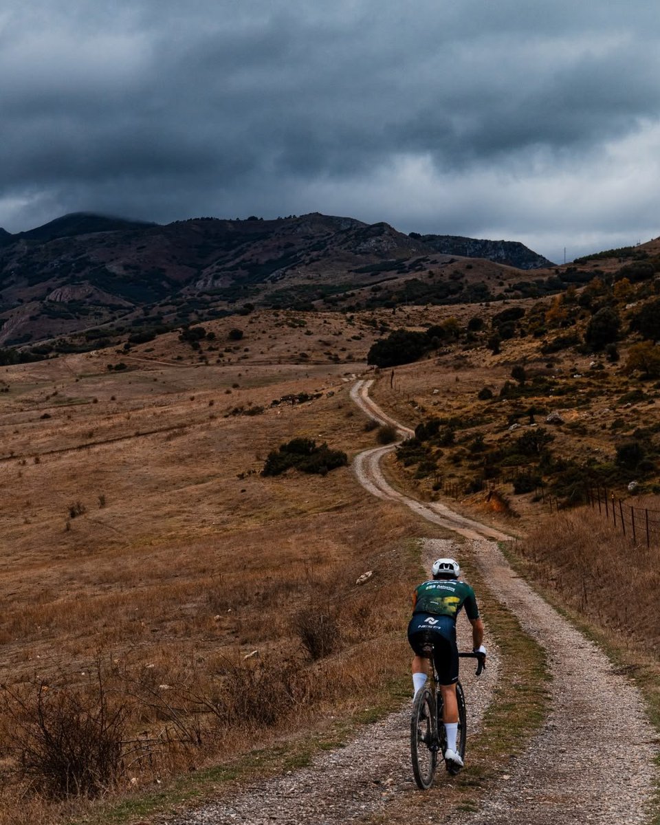 amantes_cycling's tweet photo. El próximo 3 de octubre, en Miranda de Ebro, se celebra esta marcha de gravel. Conozco bien la zona y os la recomiendo: un terreno espectacular, entre la ribera del Ebro, los Obarenes y  viñedos. Organizan los mismos que @EbroGoldRide , así que el bien  trato está garantizado (+) https://t.co/WOBZG2by5l
