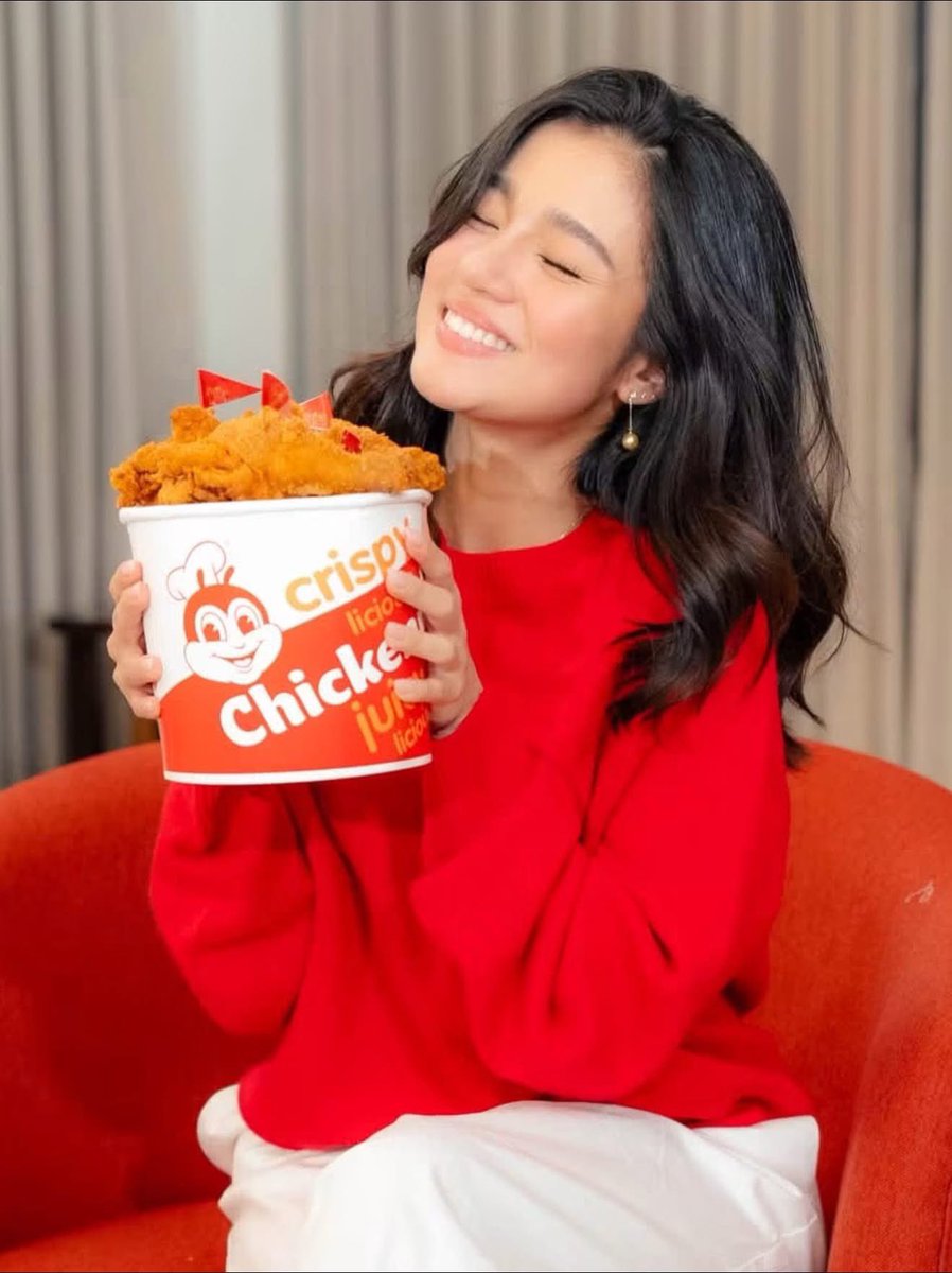 Jollibee's tweet photo. Just like Belle, will our spicylicious Spicy Chickenjoy make you smile big today, #JolliFAM? 😁✨ https://t.co/ltqwr8CxPI