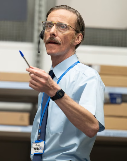 CarBiBa's tweet photo. ¡¡¡No me jodas que Mackenzie Crook, el pirata tuerto de PIRATAS DEL CARIBE, es el creador, guionista y director de #SmallProphets (candidata a MEJOR SERIE DEL AÑO) donde, además, se ha guardado un papel secundario que es... INCREÍBLE!!!

A sus pies para siempre

Un grumete https://t.co/mEcqCmox3T