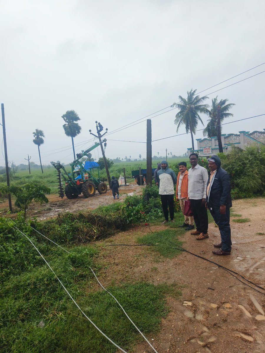 APCPDCLOFFICIAL's tweet photo. Cyclone Damage Rectification Works Monitored by the Hon’ble MLA, Tiruvuru, and the District Collector, NTR at Chinthalapadu Village, Tiruvuru Rural Section.@APCPDCLOFFICIAL @Collectorntr   @CycloneDamage @PowerRestoration https://t.co/F0jtzGgOtg