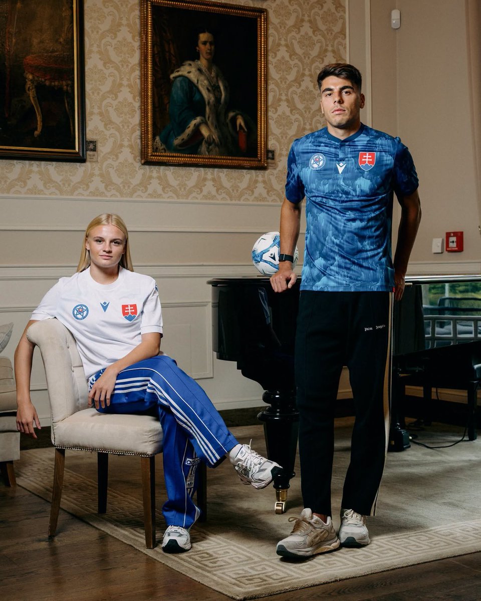 svetdresov's tweet photo. Nechcem byť zlý, ale dresy Macron, tepláky Adidas a tenisky New Balance...

Neviem, či takýto značkový mix úplne nájdeme na nejakých prezentačných fotkách inej repre... 

#dresy #repre #macron #slovenskisokoli #sfz #lovethem #liganarodov https://t.co/stmaauWqBQ