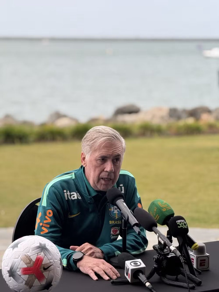 futebol_info's tweet photo. 🚨🇧🇷 CONFIRMADO! Ancelotti confirma escalação da Seleção Brasileira para o amistoso contra a Austrália, amanhã, às 7h (de Brasília):

Hugo Souza, Matheuzinho, Marquinhos, Vitor Reis e Douglas Santos; Danilo e Bruno Guimarães; Estêvão, Raphinha, Vini Jr e Endrick.

🗞️ | 📸 @geglobo @cahemota
