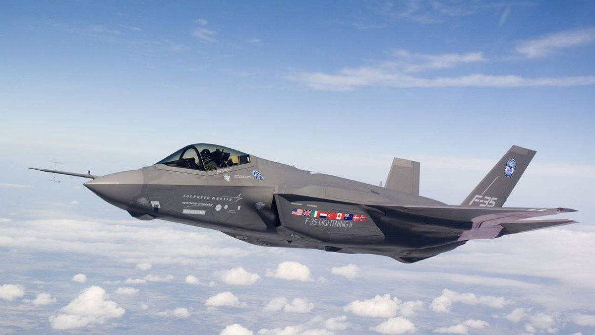 LPX2019's tweet photo. 🇨🇳 中国扣押了因不明原因最终流落至香港的机密 F-35 零部件

中国当局扣押了一批属于美国 F-35A 战机的零部件；这批货物原定从澳大利亚运往美国，却于 2026 年夏季出现在香港。

这批货物包括飞行员座舱盖和武器舱门。这两款由洛克希德·马丁公司（Lockheed Martin）制造的部件均采用了雷达吸波隐身涂层，旨在降低战机的雷达特征。

UPS 负责承运这批货物，作为洛克希德·马丁公司的中介方进行操作。运输路线横跨太平洋，中途在韩国经停。随后，出于不明原因，货物被改道运往香港。

中国海关或国家机构扣押了这些部件，且至今未予归还。美国和澳大利亚对此表示严重关切，担心北京方面可能对这些机密技术进行逆向工程分析。

显然，这是一场有预谋有计划的“公开盗取”行为，而韩国有不可推卸的责任。