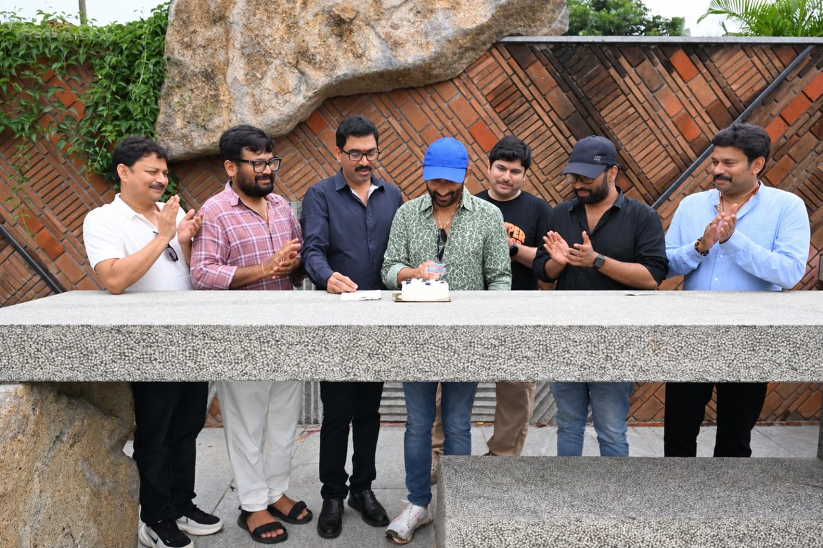 lucky59000's tweet photo. Met the 𝑴𝑨𝑺𝑻𝑬𝑹 𝑶𝑭 𝑬𝑵𝑻𝑬𝑹𝑻𝑨𝑰𝑵𝑴𝑬𝑵𝑻 @SreenuVaitla Garu on the sets of #GeorgeKrish and conveyed my heartfelt birthday wishes! 🫂

This #Sankranti is going to be EXTRA SPECIAL! 🪁❤️‍🔥
The BIGGEST COMEBACK is loading… 🔥 https://t.co/lnj71Kt3KS
