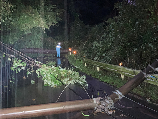 TEPCOPG's tweet photo. 【台風25号による停電の復旧見通しについて】
9月24日20:00時時点で、約1万2000軒の停電が継続しています。長時間にわたり、大変なご不便とご迷惑をおかけしておりますことを、深くお詫び申し上げます。
 
千葉県内では設備確認が一部を除き完了したことから、現時点の復旧見通しについて公表しております。確認の結果、設備確認が出来ていますが倒木や土砂崩れ等により道路がふさがれ、復旧作業が実施できなかったり、立ち入り困難で設備確認ができないことで、現時点で復旧見通しがお示しできない地域が多数ございます。
 
詳細はこちらの資料をご確認ください。
https://t.co/dvkfcCKoCH
 
今後、自治体と連携し、立入可能時期を確認してまいります。通行できる状況になり次第、設備の確認・復旧を進めるとともに停電復旧見込みについてHP等でお知らせいたします。