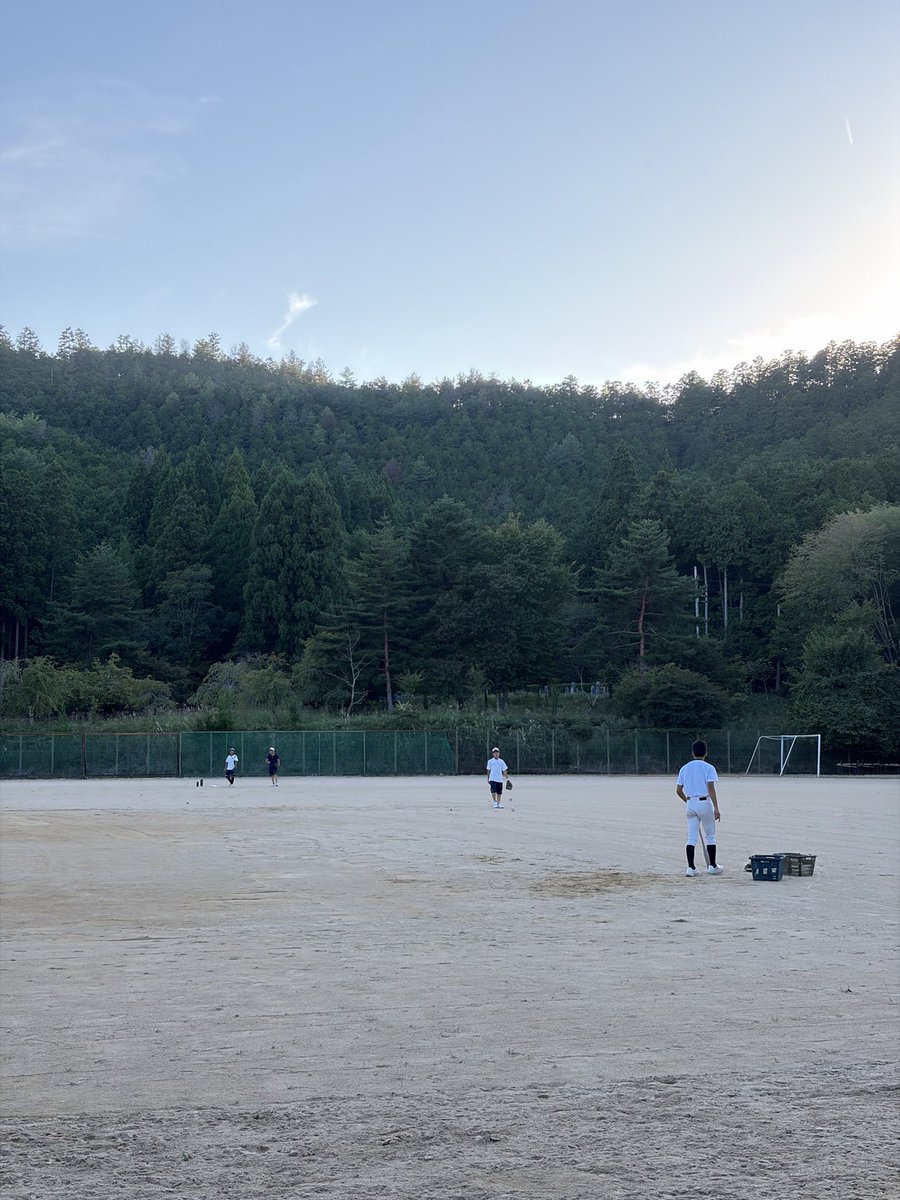 ktkwdbaseball's tweet photo. 課題練習
キャッチャー練習では、一つひとつの形を確認しながら、「どこがダメなのか」「どうすれば良くなるのか」を考えながら取り組んでいました！ピッチャーも形を意識しながら、自分で何度も繰り返して練習していました！
��んなで声を掛け合い良い雰囲気で練習していました！
 #北桑田 #高校野球 https://t.co/wMUgfwekZX