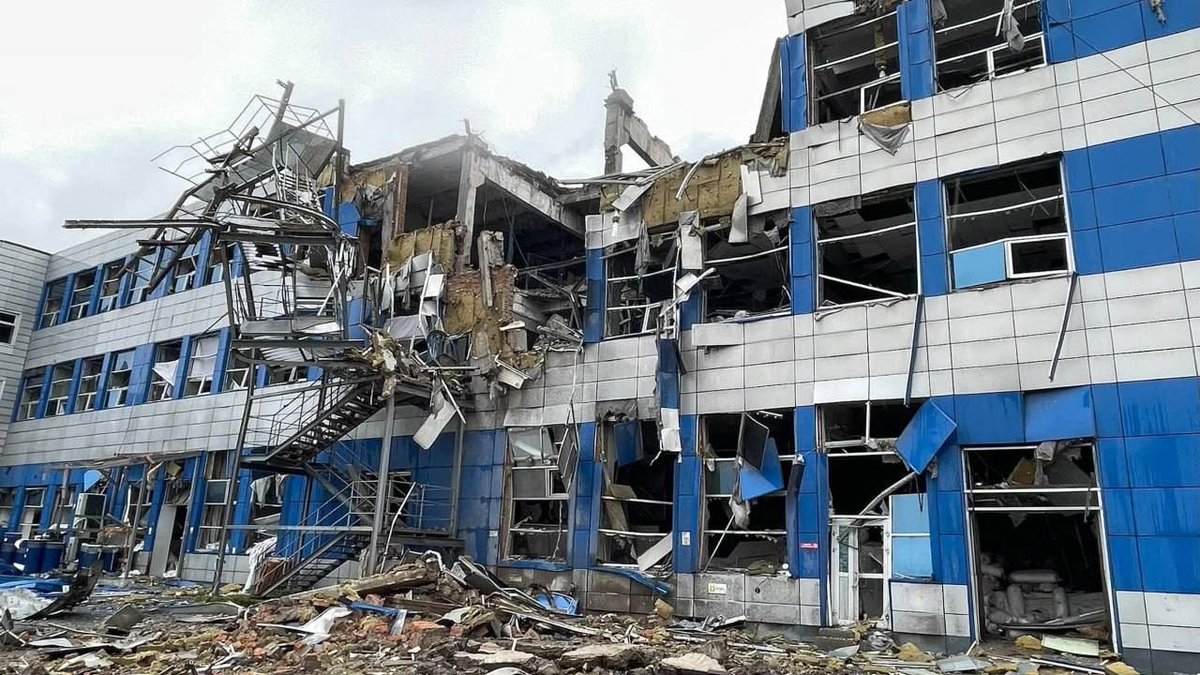 jurgen_nauditt's tweet photo. In December, Trump will provide a global stage in Miami for Putin—the greatest mass murderer since Hitler.

Putin’s murderous hordes attack civilian targets in Ukraine every day.
Today, there was destruction, along with deaths and injuries, in Kyiv. https://t.co/BZE7mTN1s9