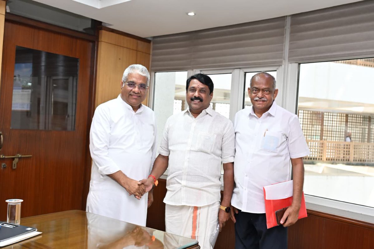 NainarBJP's tweet photo. இன்றைய தினம்,புதுதில்லியில் மாண்புமிகு மத்திய சுற்றுச்சூழல், வனம் மற்றும் காலநிலை மாற்றத்துறை அமைச்சர் திரு. @byadavbjp ஜி அவர்களை அவரது அலுவலகத்தில் மரியாதை நிமித்தமாக சந்தித்து உரையாடினேன்.

இந்தச் சந்திப்பின்போது, தமிழக பாரதிய ஜனதா கட்சியின் நிர்வாகி, முன்னாள் சட்டமன்ற உறுப்பினர் திரு. சாலஞ்சர் துரை அவர்களும் உடனிருந்தார்.