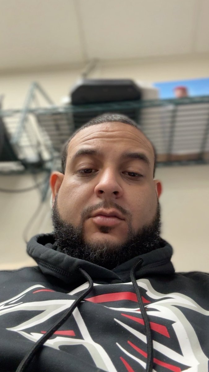 kriswidda_k's tweet photo. It’s to damn early😩 https://t.co/L8rHK0PPPU