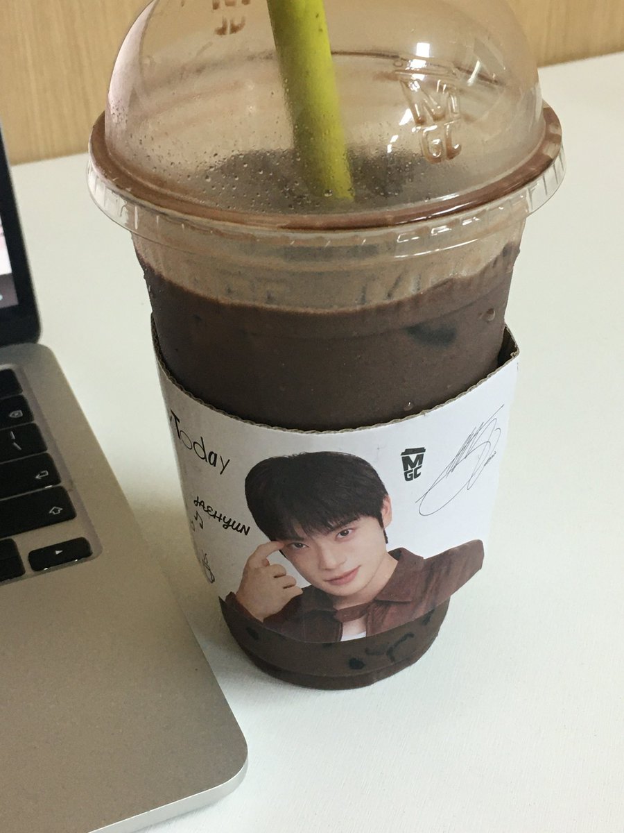 bfk2x3's tweet photo. ktx 티켓팅 실패해서 추석인데 본가못가는 지방러
힙플과 재현컵홀더 메가커피초코라떼펄추가로 이겨냄 https://t.co/ss4qD6txiz