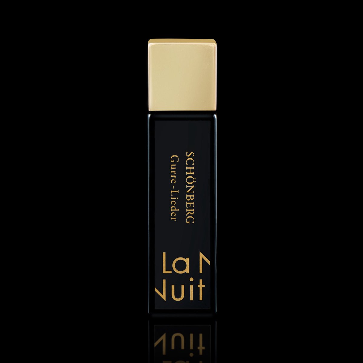 NuitMusique's tweet photo. 【ラニュイ パルファン5周年 新作②】
GURRE-LIEDER Eau de Parfum
グレの歌 オードパルファン
調香師：ファビオ・ルイージ

愛は、死によって終わるのか。
シェーンベルクの大作《グレの歌》を、世界的指揮者ファビオ・ルイージが香りへ。

ベルガモット、レモン、プチグレンの光。
シダーウッドとオリバナムが描く深い森。
そしてウード、パチュリ、ムスク、ローズが残す、暗く官能的な余韻。

ファビオは後期ロマン派の肥大した調性音楽をイメージし、耽美的、アールデコの雰囲気で調香したといいます。

夜を彷徨い、死を越え、最後に光へ。

30mL / ¥19,800（税込）

10/7 伊勢丹新宿店「サロンドパルファン 2026」先行発売
10/23 全国発売

#サロパ #ラニュイパルファン