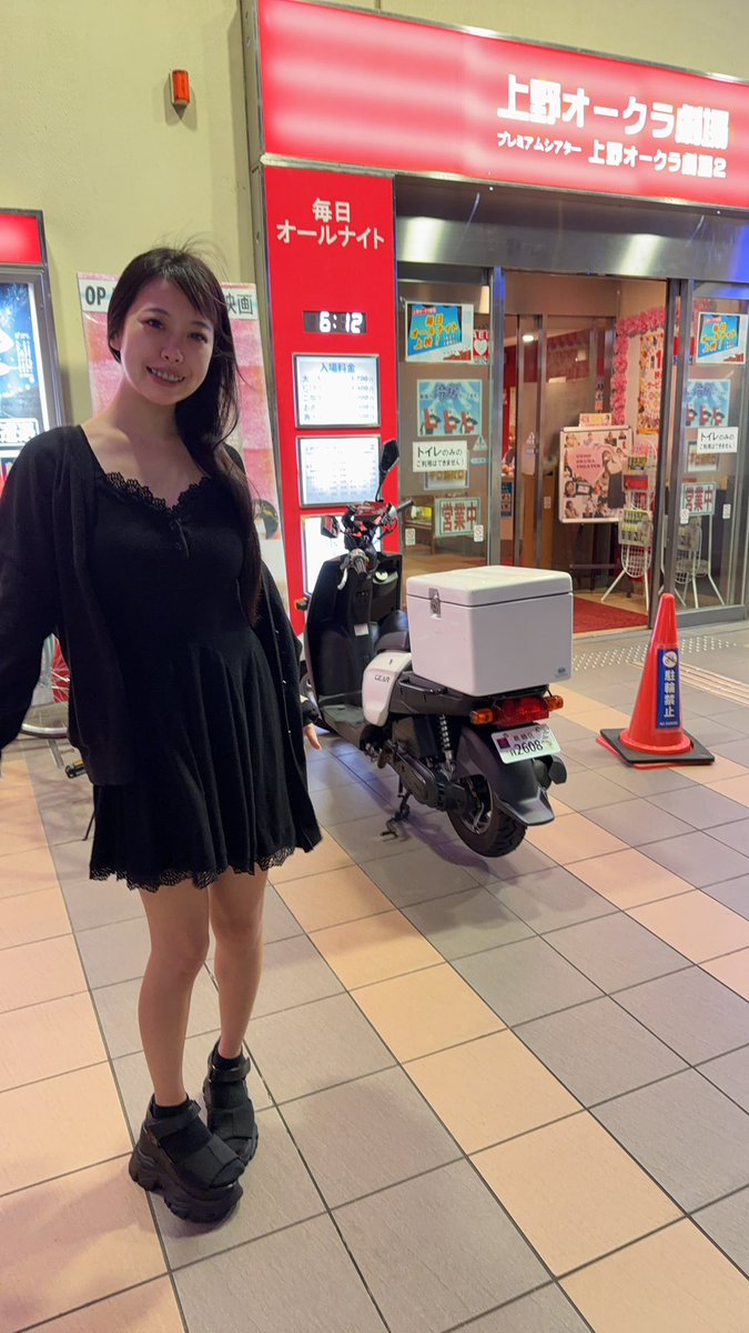 paioji_4's tweet photo. 変態裏垢女子 “さなちゃん”(@37sacana)から「上野オークラ劇場に行ってみたい💕」とのリクエストを受け、一緒に行ってまいりました！
最前列に座ると同時に約20人の男たちに囲まれた😳
最初は様子見の男たちだったが、僕の「触っていいよ」の掛け声で40本の手が伸びてきた！
そこからはまるで無法地帯のようなカオス空間に！
“さなちゃん”は終始笑顔で「楽しい〜💕」と言いながら、触られて、手コキしてあげて、数人の男たちは “さなちゃん”の美しいおっぱいにザーメンをぶっかけ💦💦
射精まで導いて大満足の “さなちゃん”を連れて劇場を後にすると、「おしっこしたい💕」
どこかトイレはないかと思案していると、僕の手を取りずんずんと上野公園へ歩いていく “さなちゃん”！
そして、公園の道端で野ション するの��あった😍💕
伝説の裏垢女子に、新たにまた一つ伝説が追加された！！