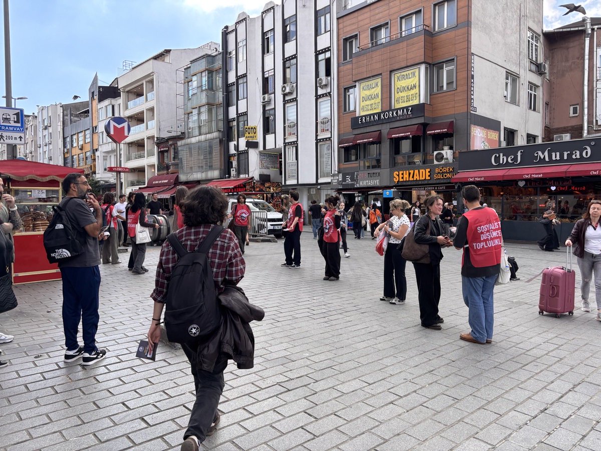 SDTopluluklari's tweet photo. ✊"Osmanlı'ya Dönüş Yok! Gelecek Sosyalizmde!" broşürümüzü Vezneciler'de sıra arkadaşlarımıza ulaştırdık.

🚩 Sen de Sosyalist Düşünce Topluluklarına katıl; memleket ve gelecek mücadelesini birlikte yükseltelim!

🔗https://t.co/lxjRTMZTYZ https://t.co/oiLkjdiksU