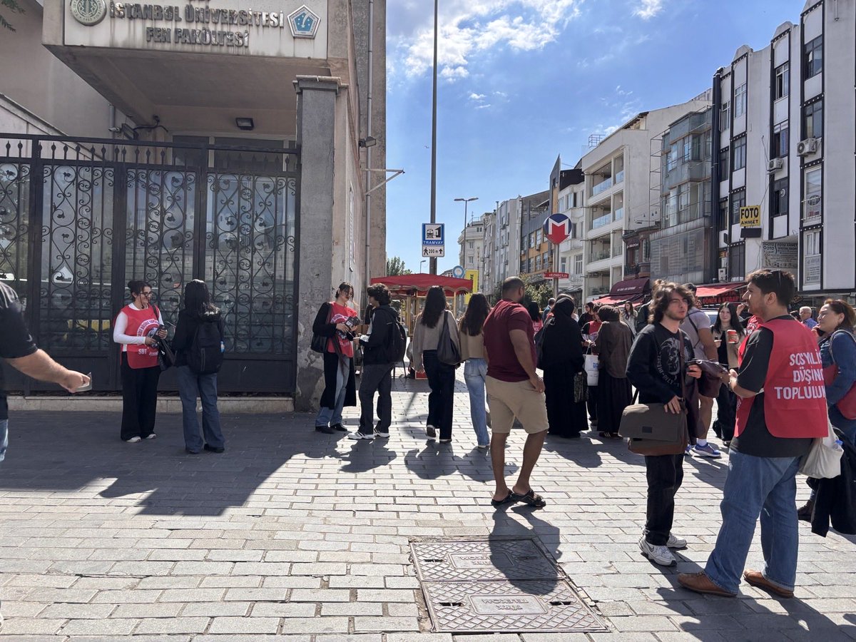 SDTopluluklari's tweet photo. ✊"Osmanlı'ya Dönüş Yok! Gelecek Sosyalizmde!" broşürümüzü Vezneciler'de sıra arkadaşlarımıza ulaştırdık.

🚩 Sen de Sosyalist Düşünce Topluluklarına katıl; memleket ve gelecek mücadelesini birlikte yükseltelim!

🔗https://t.co/lxjRTMZTYZ https://t.co/oiLkjdiksU