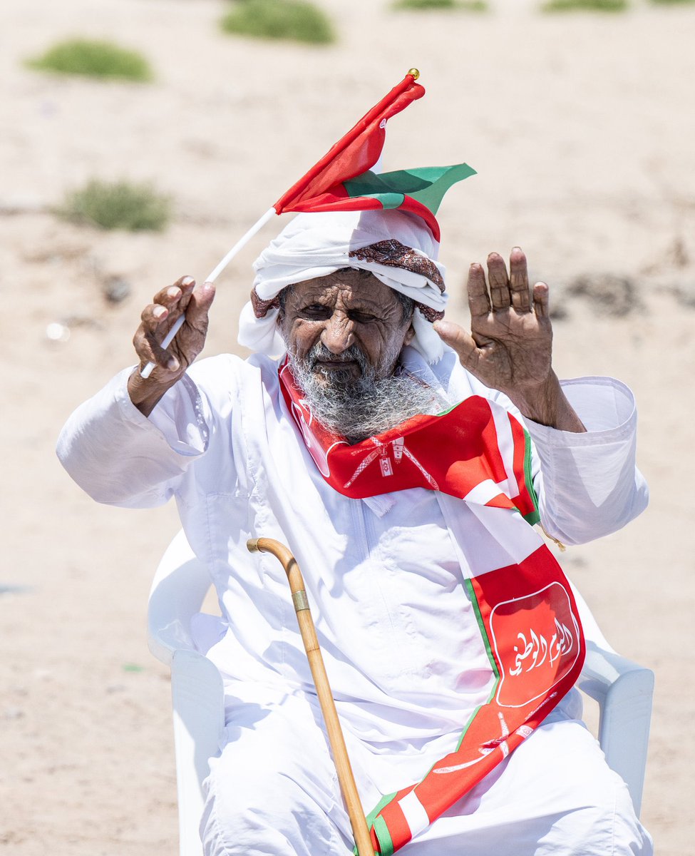 AdabOman's tweet photo. في الوسطى وجنوب الشرقية .. وردٌ يُنثر، وعَلَمٌ يرفرف، وقلوبٌ من كل الأعمار تقول بصمت: هنا عُمان.. وهنا سلطانها في القلوب. 🇴🇲🌸
#هيث��_بن_طارق https://t.co/hpJ23dv8zx