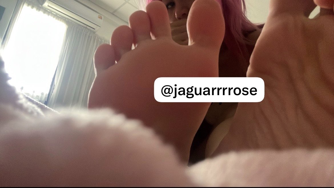 Chuuuuuu55's tweet photo. จงหาความต่างของ���องข้างนี้😂 #ทาสเท้า #นายหญิง #mistress #footfetish #feet https://t.co/VJlN12BBVz