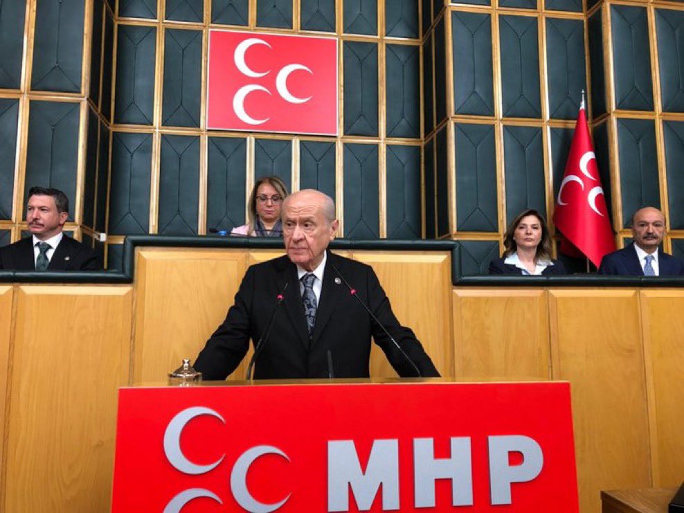 mgeceroglu80's tweet photo. Liderimiz Sayın Devlet Bahçeli: BM reformu şüphesiz ki Güvenlik Konseyi’nin üye yapısının değiştirilmesinden ibaret görülmemelidir. Genel Kurulun etkinliği, temsil adaleti, karar alma mekanizmalarının şeffaflığı, hesap verebilirlik ve uluslararası hukukun uygulanmasında çifte standartların ortadan kaldırılması da reform gündeminin ayrılmaz parçaları olmalıdır. Krizler karşısında etkili karar alabilen, temsil kabiliyeti yüksek, hesap verebilir ve uluslararası hukuku bütün devletler bakımından eşit şekilde uygulayan daha adil bir küresel düzenin inşa edilmesi; barış, huzur ve adalet bekleyen insanlık gibi bizim de acil beklentimizdir. İhtiyaç duyulan şey, güçlünün hukuk oluşturduğu bir anarşizm yerine hukukun gücünü esas alan; birkaç ülkenin iradesine bağımlı olmayan; farklı kıtaların, milletlerin ve medeniyetlerin söz sahibi olduğu; barışın, adaletin ve insan onurunun merkezde bulunduğu yeni ve hakkaniyetli bir uluslararası düzendir.

Sonuç olarak; Birleşmiş Milletler ve uluslararası sistemin mevcut yapısının, bugünün dünyasının ihtiyaçlarına cevap verebilmesi için kapsamlı, adil ve gerçekçi bir reforma tabi tutulması ertelenemez bir zorunluluktur. Temsilde adaletin güçlendirilmesi, veto imtiyazının kaldırılması veya sınırlandırılması, farklı coğrafyaların küresel karar alma süreçlerine etkin biçimde dâhil edilmesi ve uluslararası hukukun herkes için eşit şekilde işletilmesi, ayrıca daha insani ve ahlaki bir düzen; küresel düzlemde kalıcı barış ve adaletin temel şartlarıdır.

Parti olarak, yıllardır dile getirdiğimiz bu hususların, Sayın Cumhurbaşkanımız tarafından uluslararası kamuoyuna güçlü biçimde taşınmasını önemli ve değerli buluyor; Türkiye’nin daha adil, daha kapsayıcı ve insanlığın ortak vicdanını yansıtan yeni bir uluslararası düzenin inşasına yönelik iradesini kararlılıkla destekliyoruz.