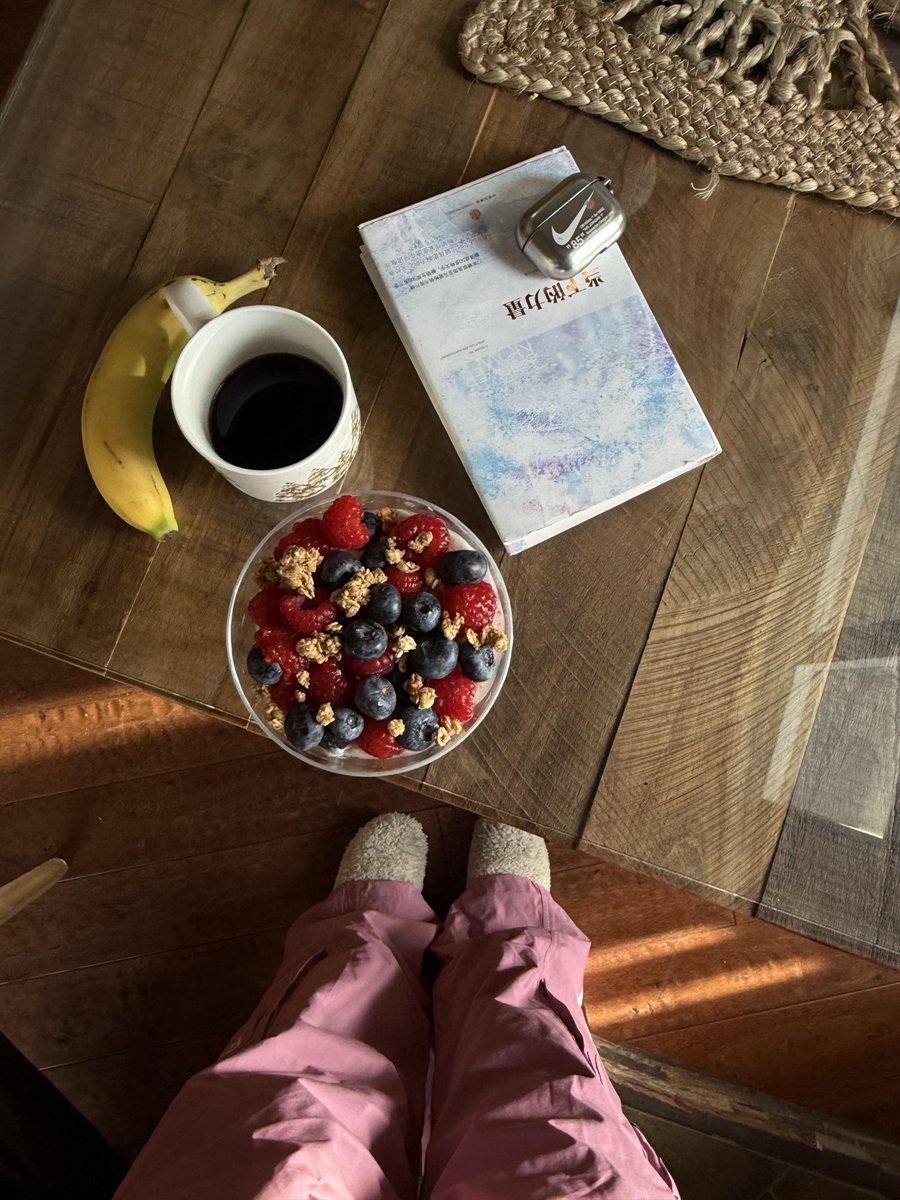 ShivakumarUdya1's tweet photo. 暖炉のぬくもりと、ベリーの甘さ。それだけで何でもない一日が少し特別になる🍓🔥
幸せって、こういう小さな瞬間の積み重ねなのかも。#丁寧な暮らし #小さな幸せ #おうち時間 https://t.co/J8MCa2VhFQ