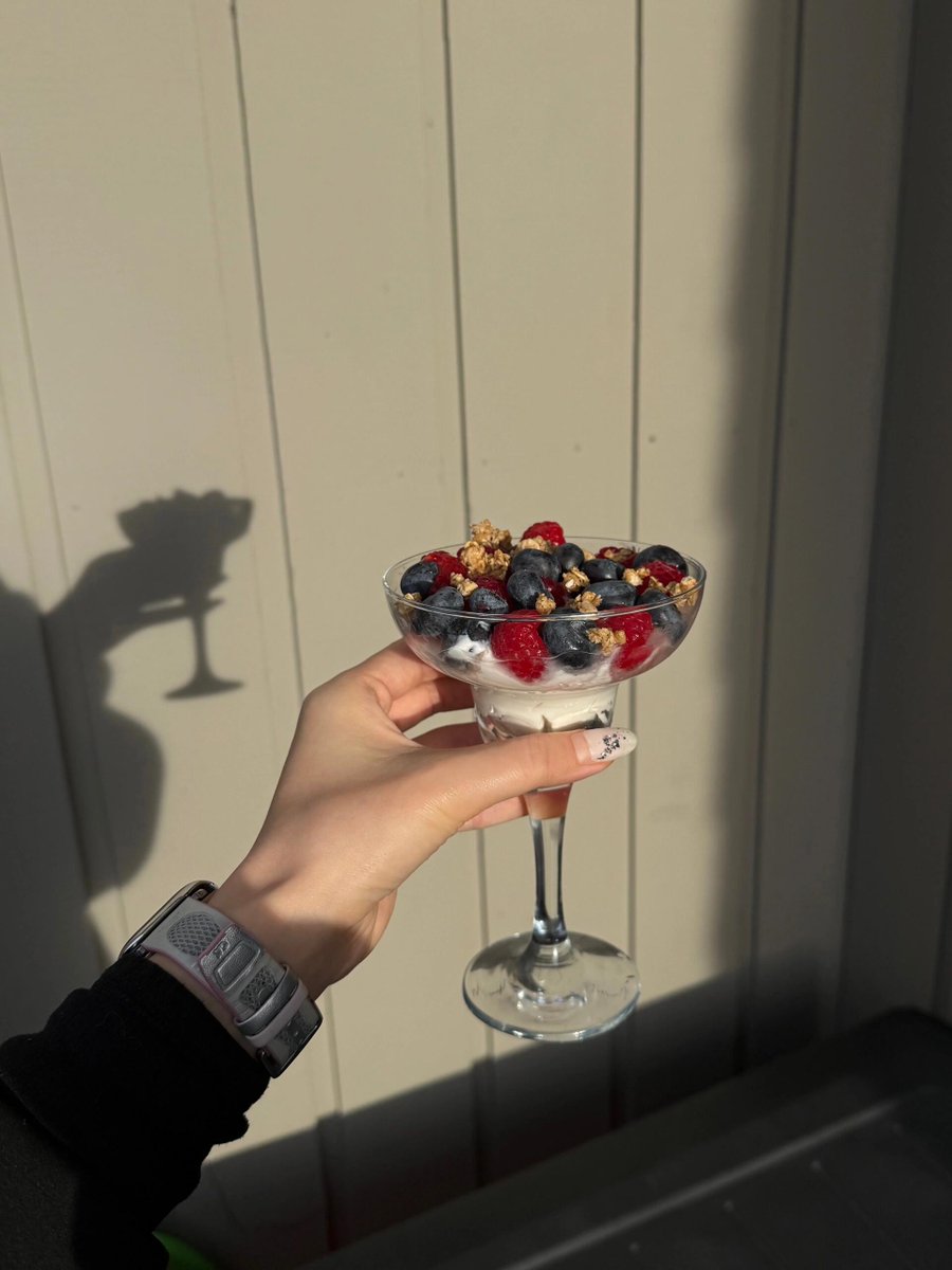 ShivakumarUdya1's tweet photo. 暖炉のぬくもりと、ベリーの甘さ。それだけで何でもない一日が少し特別になる🍓🔥
幸せって、こういう小さな瞬間の積み重ねなのかも。#丁寧な暮らし #小さな幸せ #おうち時間 https://t.co/J8MCa2VhFQ
