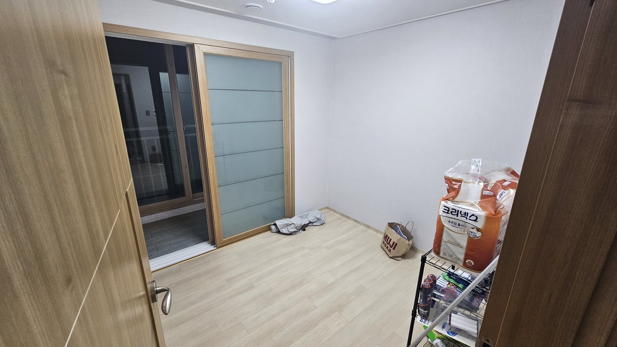dbtnrua's tweet photo. リビングのテレビが来れば、引っ越し完了です
直すべきところが何カ所もあって、大変だった… https://t.co/xpyk5SL4zl