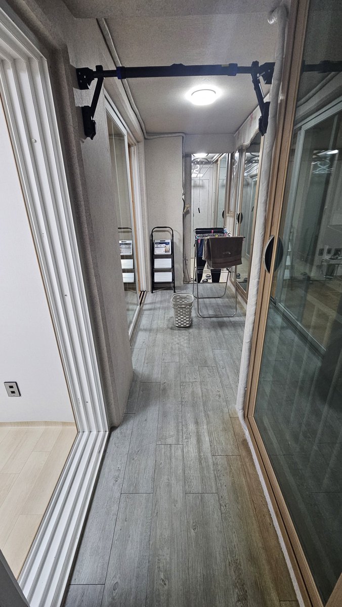dbtnrua's tweet photo. リビングのテレビが来れば、引っ越し完了です
直すべきところが何カ所もあって、大変だった… https://t.co/xpyk5SL4zl