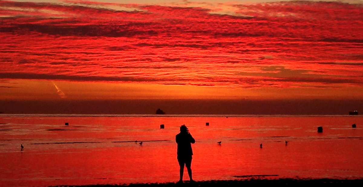 Brucemartin3's tweet photo. @peter_levy @looknorthBBC The sky was on fire at Cleethorpes this morning 🔥🔥🥰😍 What an astonishing sky ❤️ Please feel free to share the pictures #weatherpic https://t.co/SWdeNBxa4h