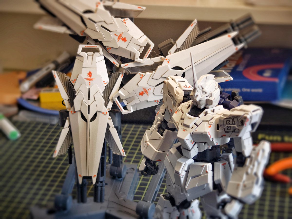 as__3119's tweet photo. ユニコーンガンダム、フルアーマー仕様✨ 
白を基調とした装甲と複数のシールドが迫力満点です... 細かいデカールを貼る作業は手間がかかりますが、仕上がりを見ると達成感が大きいです☺️
#ガンプラ #RX0 #ユニコーンガンダム #フルアーマーユニコーン https://t.co/grWpzYC0D9