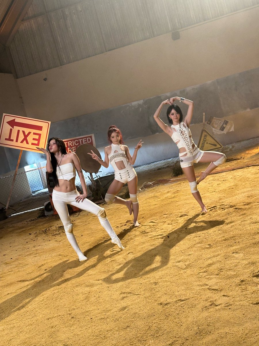 PIXXIEofficial_'s tweet photo. “PiXXiE - DUSTY | OFFICIAL M/V” มาแล้ววว ชอบกันหรือเปล่า~~~ พวกเราขอฝากเพลงนี้และเพลงอื่น ๆ ในอัลบั้ม “DUST” ด้วยนะคะ หวังว่าพิกเจ้วจะชอบมาก ๆ แบบสุด ๆ ไปเลยน้าาา 💜✨

#PiXXiE
#PiXXiE_DUSTY #DUSTY
#PiXXiE_DUST #PiXXiE_3rdFullAlbum https://t.co/hJvIRbhf9Z