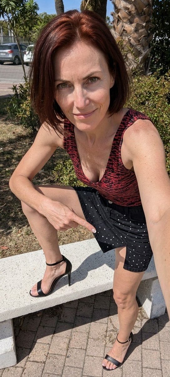 ManuDomina's tweet photo. ✨ Scène du jour…
petite pause en ville, talons, décolleté et regard qui te dit que je sais que tu bandes.😏 Qui viendrait s’agenouiller pour me faire plaisir ? 😏👠💦
#TeaseInPublic #HighHeels #FrenchMilf #Voyeur #Dominatrice https://t.co/XVQYRBzeoF