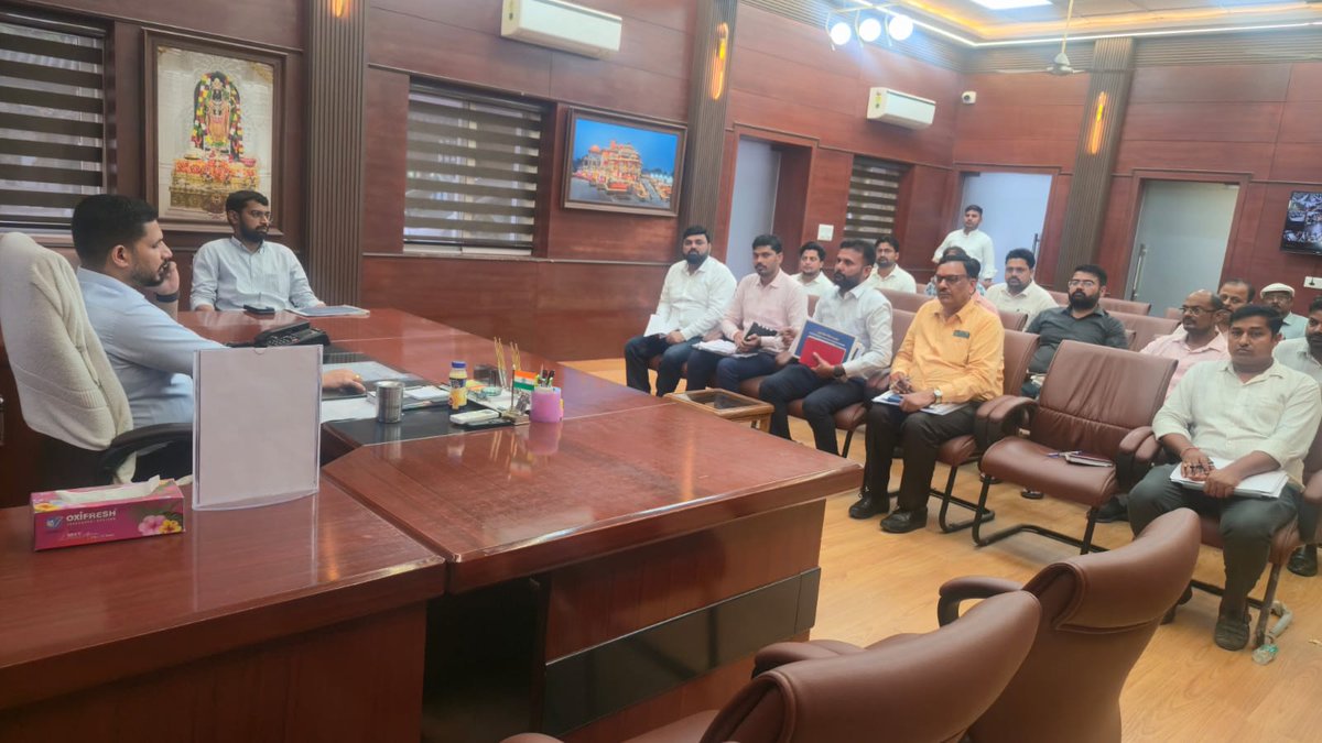 upjnrayodhya's tweet photo. 📍 दिनांक: 24.09.2026

आज जिला पेयजल एवं स्वच्छता मिशन (DWSM) की मासिक समीक्षा बैठक जिलाधिकारी महोदय की अध्यक्षता एवं मुख्य विकास अधिकारी महोदय की उपस्थिति में संपन्न हुई।

बैठक में जल जीवन मिशन की योजनाओं की प्रगति की गहन समीक्षा करते हुए अपूर्ण योजनाओं को निर्धारित समयसीमा में पूर्ण करने, Trial & Run में संचालित योजनाओं को शीघ्र O&M में हस्तांतरित करने तथा ग्रामीण क्षेत्रों में नियमित एवं सुचारु पेयजल आपूर्ति सुनिश्चित करने के निर्देश दिए गए।

समीक्षा बैठक में अधिशासी अभियंता, सहायक अभियंता, अवर अभियंता, समस्त कार्यदायी फर्मों के प्रतिनिधि, DPMU स्टाफ एवं PWD के भी अभियंता उपस्थित रहे। PWD द्वारा पाइपलाइन क्षतिग्रस्त होने वाले स्थलों पर PWD तत्काल मरम्मत एवं प्रभावी समन्वय सुनिश्चित करने तथा जल निगम (ग्रामीण) से समन्वय स्थापित कर ही कार्य कराने के निर्देश दिए गए।

🌱 जल संरक्षण—हमारी सामूहिक जिम्मेदारी

“हर घर जल, हर बूंद अनमोल—जल संरक्षण बने जन-जन का संकल्प।” 💧🌱

#JalJeevanMission #DWSM #Ayodhya #JalSarthi #JalSanrakshan #HarGharJal
@UP_JN_Gramin 

@upswsm 

@dmayodhya 

@AyodhyaCDO