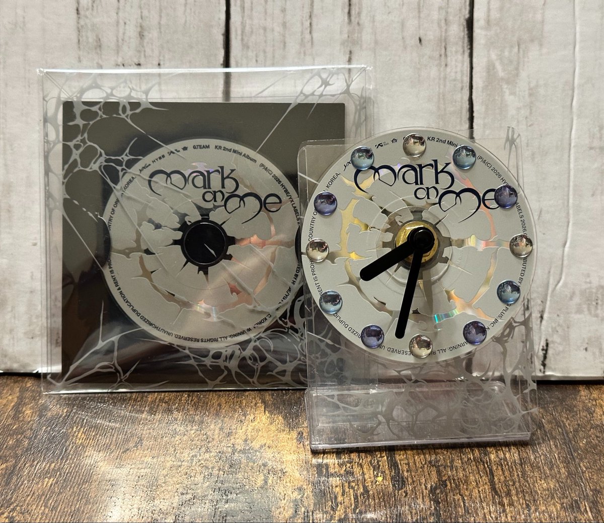 makilolune's tweet photo. Marc on MeのミニCDがいくつかあるのですが聴ける機器が限られるので何か使えないかなと考え
思いつきで以前購入していた時計制作キットで時計インテリアに加工してみました😌
トレカを飾る用のスタンドにケースを貼って付けたらオシャレになった気がする😳
ちなみにCD以外は100均材料です https://t.co/Oa6qGH9V4m