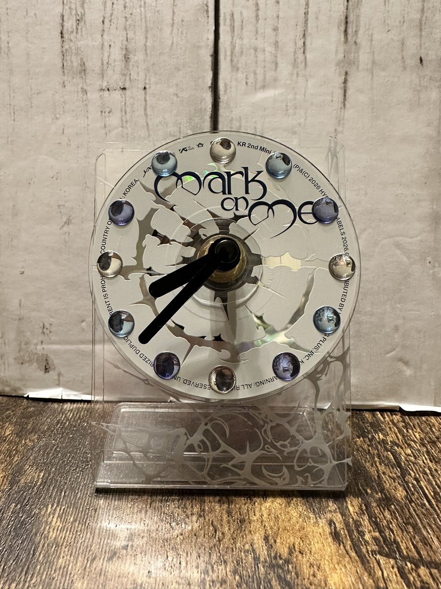 makilolune's tweet photo. Marc on MeのミニCDがいくつかあるのですが聴ける機器が限られるので何か使えないかなと考え
思いつきで以前購入していた時計制作キットで時計インテリアに加工してみました😌
トレカを飾る用のスタンドにケースを貼って付けたらオシャレになった気がする😳
ちなみにCD以外は100均材料です https://t.co/Oa6qGH9V4m