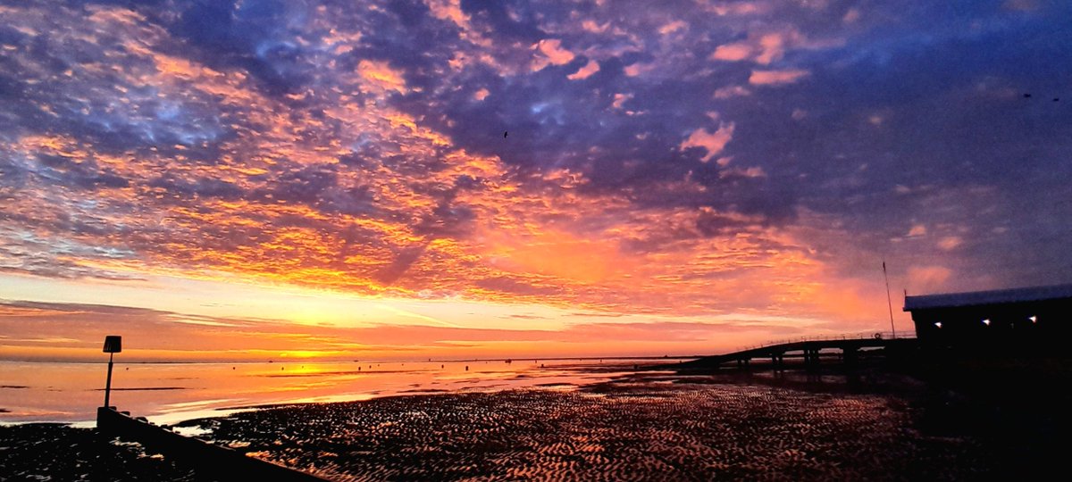 Brucemartin3's tweet photo. @kerriegosneyTV  @itvcalendar  @LaraRostronTV @itvweather The sky was on fire at Cleethorpes this morning 🔥🔥🥰😍 What an astonishing sky ❤️ Please feel free to share the pictures #weatherpic https://t.co/SleimEBN2V
