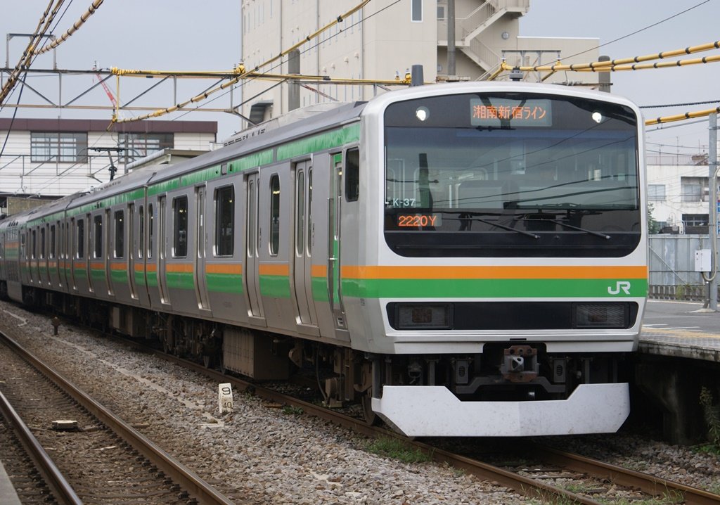 1054No's tweet photo. 【20年前のE231系】
まだまだ新車だった頃、高崎線上で見かけた東海道線用編成。
初期に製造された編成(左写真)は、スカートが現在と異なるスタイル。後年、後期増備編成(右写真)と同じ強化形スカートに換装されました。
（平成18年） https://t.co/d2iXTr8Ue2