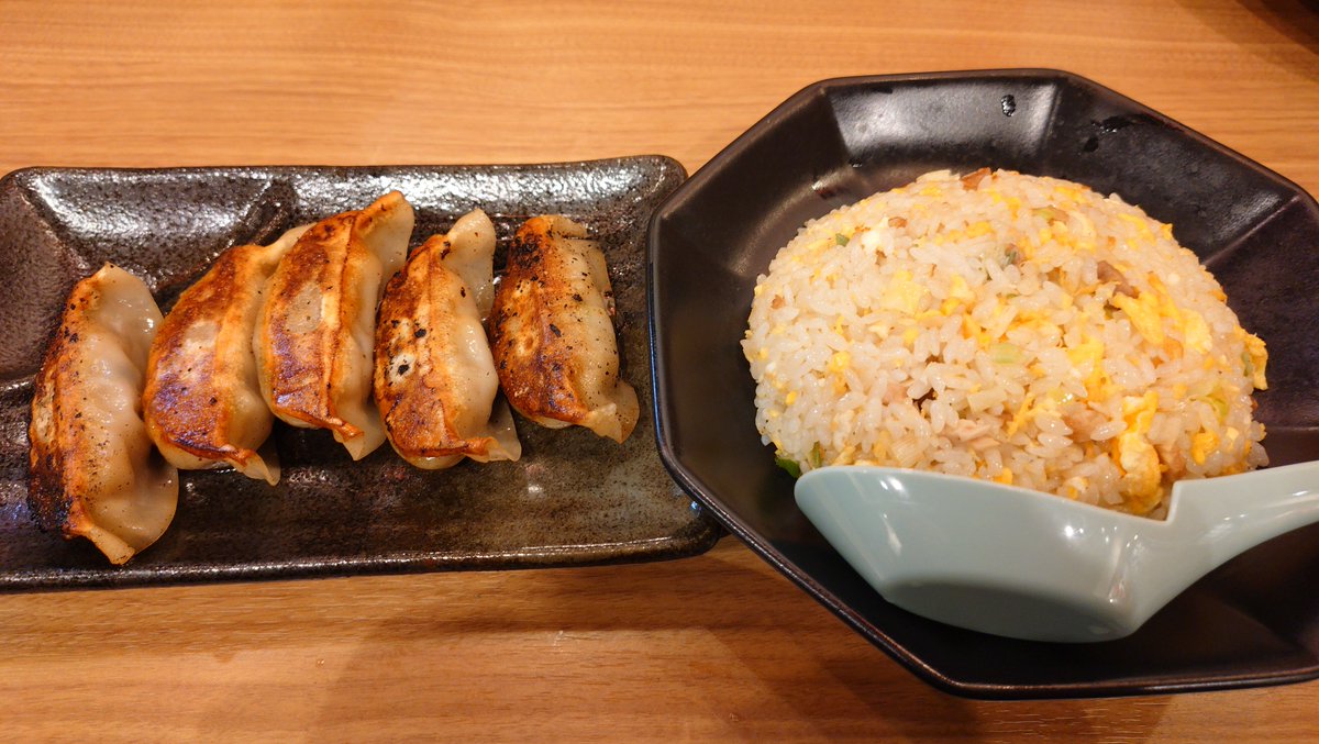 nomisugimushi's tweet photo. 炒飯を食う。さっき店先で深呼吸したら小さい虫飲み込んだから虫さんに胃袋で炒飯食わせたる！！

#ボーリング炒飯部 https://t.co/vlWmBLsElq