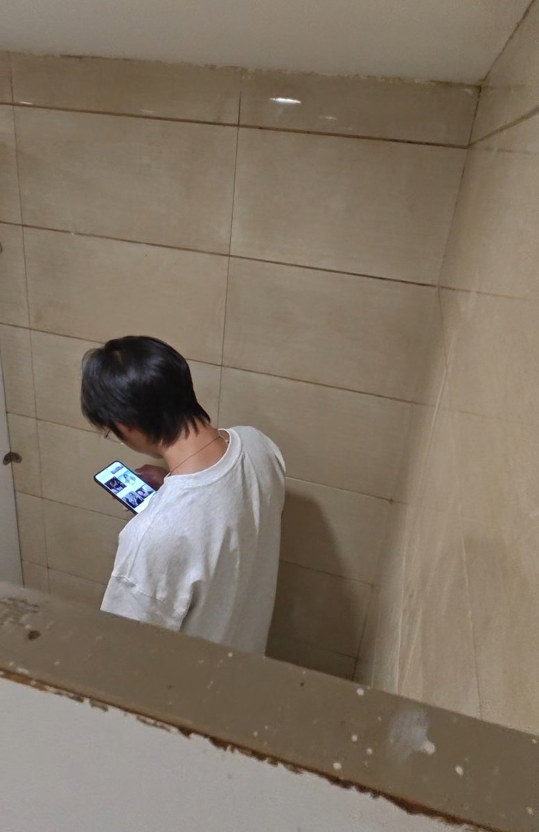xxe93h's tweet photo. 旧图重发--在商场公厕接圣水的时候幸运的拍到直男爹来打飞机释放压���😍一直在看着直男祖宗打飞机，最后射出来，可惜有很多都射进马桶里冲掉了，只能舔到一点点圣精😍希望祖宗的圣精可以进化傻逼的蛆脑😍😍 #傻逼男同 #崇拜直男 #直男祖宗 #无脑 #恶堕 #下贱 #贱畜 #贱狗 #傻逼狗 https://t.co/ZztteNAHnc