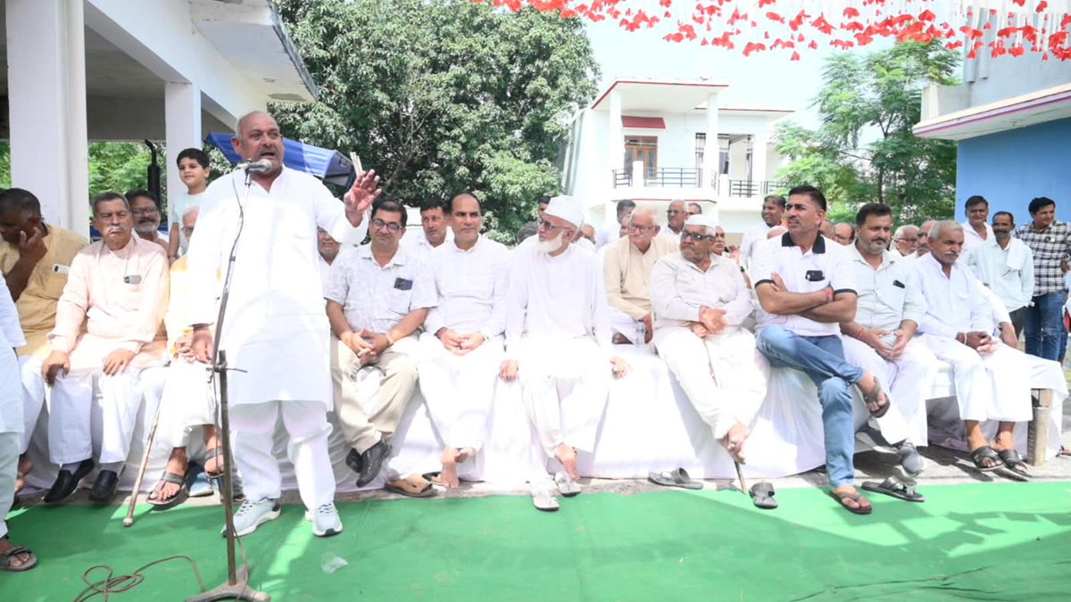 AshokRldBijnor's tweet photo. चांदपुर विधानसभा क्षेत्र में ‘मेरा बूथ सबसे मजबूत’ अभियान के तहत सिकरोंधा में जनसंपर्क एवं संवाद। 💚🌾
अशोक चौधरी के नेतृत्व में बूथ स्तर तक संगठन को मजबूत करने का संकल्प।
#Chandpur #AshokChaudhary #RLD #MeraBoothSabseMazboot #TeamRLD
@jayantrld 
@RLDparty 
@BijnorRld https://t.co/HJKETTzWJF