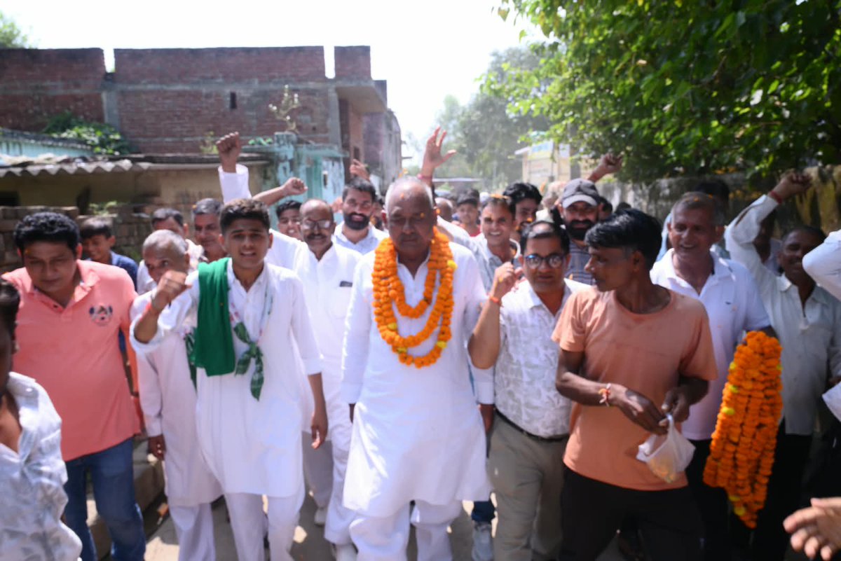 AshokRldBijnor's tweet photo. चांदपुर विधानसभा क्षेत्र में ‘मेरा बूथ सबसे मजबूत’ अभियान के तहत सिकरोंधा में जनसंपर्क एवं संवाद। 💚🌾
अशोक चौधरी के नेतृत्व में बूथ स्तर तक संगठन को मजबूत करने का संकल्प।
#Chandpur #AshokChaudhary #RLD #MeraBoothSabseMazboot #TeamRLD
@jayantrld 
@RLDparty 
@BijnorRld https://t.co/HJKETTzWJF