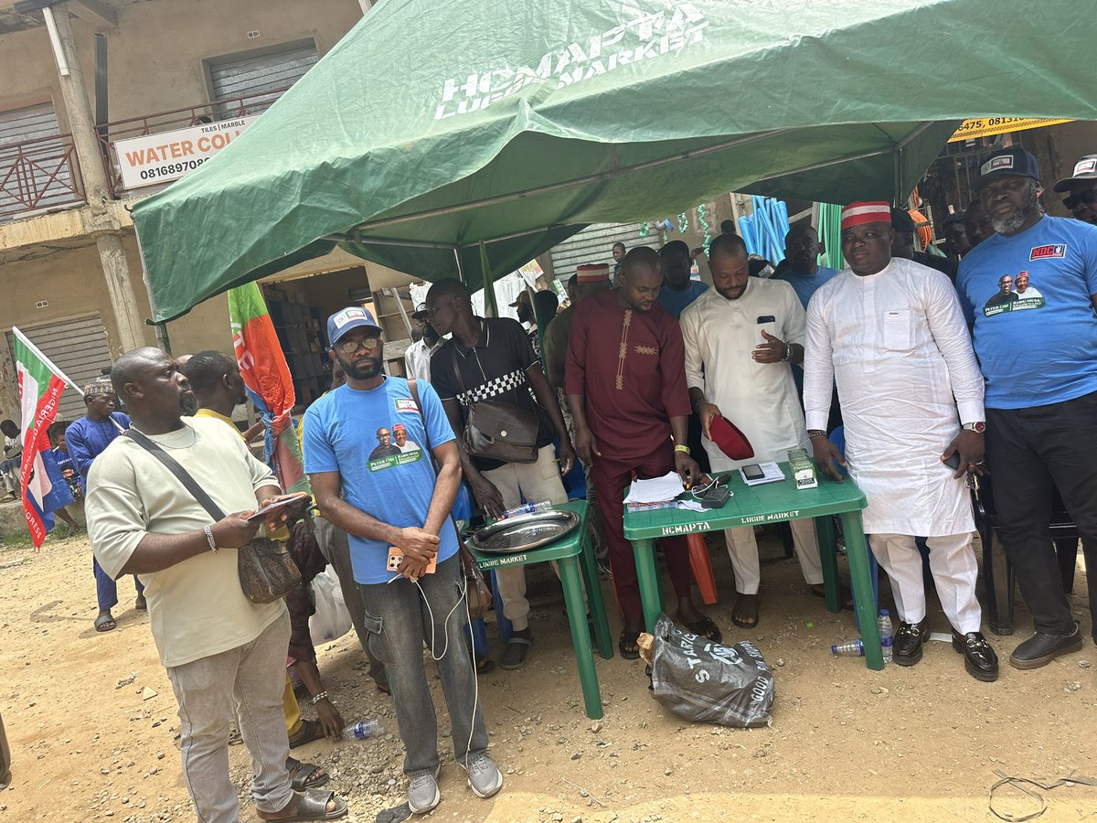 realevabest's tweet photo. The Obi\ Kwankwaso market tour continues as we storm Lugbe building marterial market in Abuja today with our team https://t.co/nv00XBpima