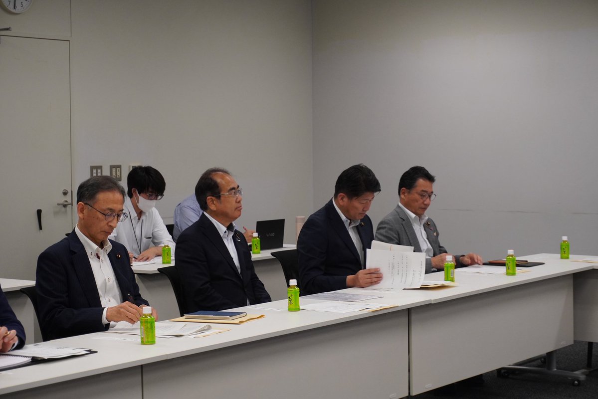 andouhiroshi's tweet photo. 今日は外遊中の神谷代表に代わって、選挙運動に関する各党協議会に出席。

ネットでの発信には、正誤の情報が入り乱れています。

それに対して総務大臣が発することとなっているネット事業者に要望する対策の指針をどうするべきかについて議論しました。

私からは、スマホ農場のような人為的に拡散することを制限できるようにしてもらいたいと要望しました。

また、それとは別に、街頭演説に対する妨害がひどいのでその対策を早急に行うべきということと、選挙時の政党によるネット広告には上限規制をかけるべき、ということも申し上げておきました。

選挙のときに、スマホ農場や政党の広告は青天井でやれることになったら、お金のある政党が有利になることは決まっています。

これも超党派で合意形成していきたいですね。