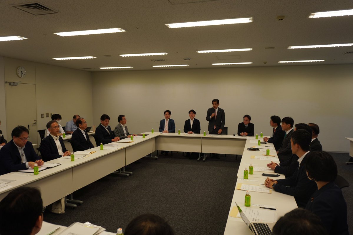 andouhiroshi's tweet photo. 今日は外遊中の神谷代表に代わって、選挙運動に関する各党協議会に出席。

ネットでの発信には、正誤の情報が入り乱れています。

それに対して総務大臣が発することとなっているネット事業者に要望する対策の指針をどうするべきかについて議論しました。

私からは、スマホ農場のような人為的に拡散することを制限できるようにしてもらいたいと要望しました。

また、それとは別に、街頭演説に対する妨害がひどいのでその対策を早急に行うべきということと、選挙時の政党によるネット広告には上限規制をかけるべき、ということも申し上げておきました。

選挙のときに、スマホ農場や政党の広告は青天井でやれることになったら、お金のある政党が有利になることは決まっています。

これも超党派で合意形成していきたいですね。