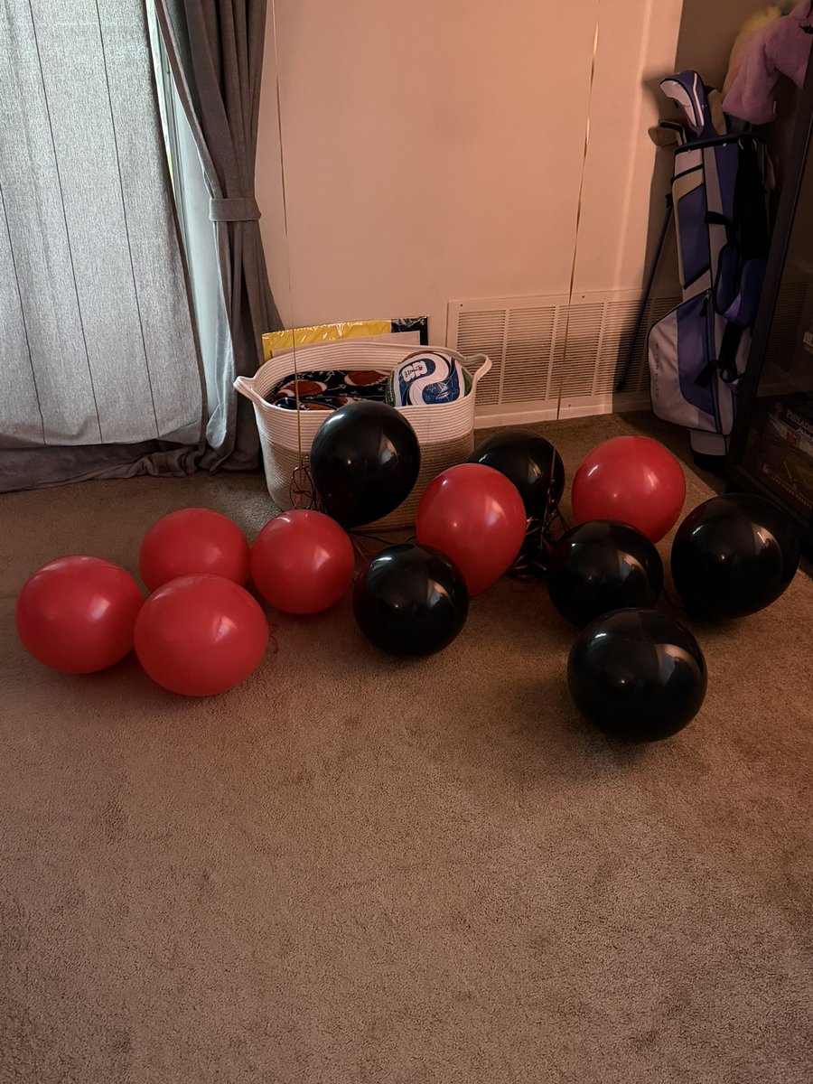 LucyV_413's tweet photo. @MichaelsStores i’m so disappointed in the balloons i just bought Monday…they’re all deflated and the # ones are soft!  Birthday ruined!! https://t.co/Wpd7612Ghf