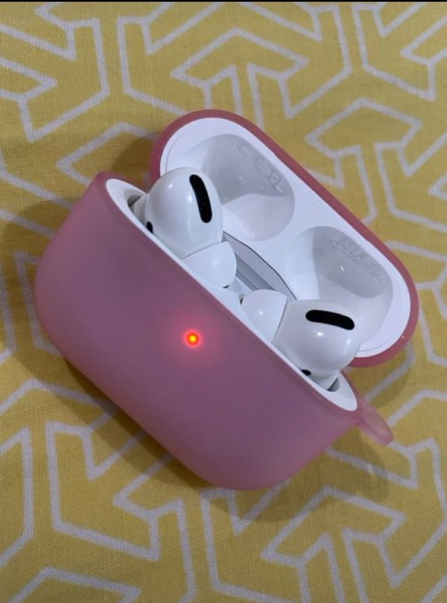SkyBee445's tweet photo. Which one does it for you? 

AirPods                     Or                   Ear piece https://t.co/2JIqjgdT0x