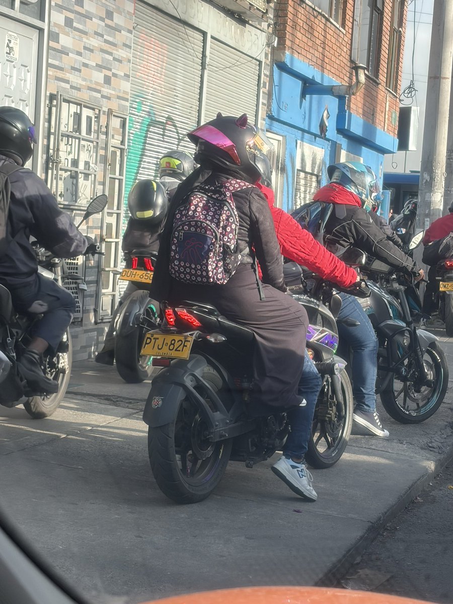 Luchoerc's tweet photo. @SectorMovilidad @Bogota  @GalanAlcaldeBog  @CarlosFGalan  de nuevo el caos en las Américas, motos infractoras por el andén impidiendo paso peatonal https://t.co/OxOg4GfpyL