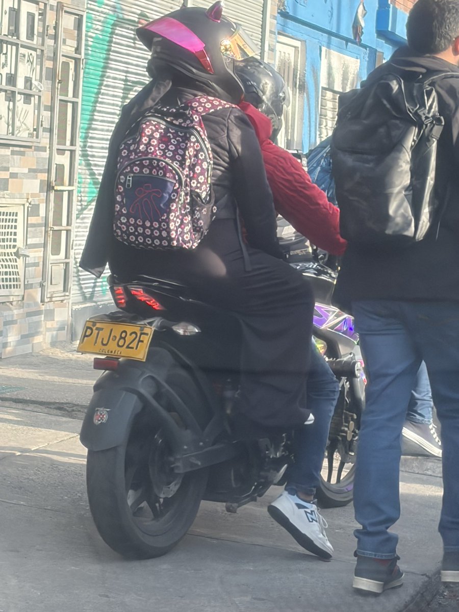 Luchoerc's tweet photo. @SectorMovilidad @Bogota  @GalanAlcaldeBog  @CarlosFGalan  de nuevo el caos en las Américas, motos infractoras por el andén impidiendo paso peatonal https://t.co/OxOg4GfpyL