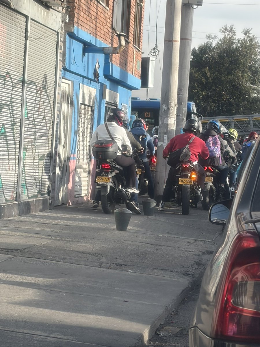 Luchoerc's tweet photo. @SectorMovilidad @Bogota  @GalanAlcaldeBog  @CarlosFGalan  de nuevo el caos en las Américas, motos infractoras por el andén impidiendo paso peatonal https://t.co/OxOg4GfpyL