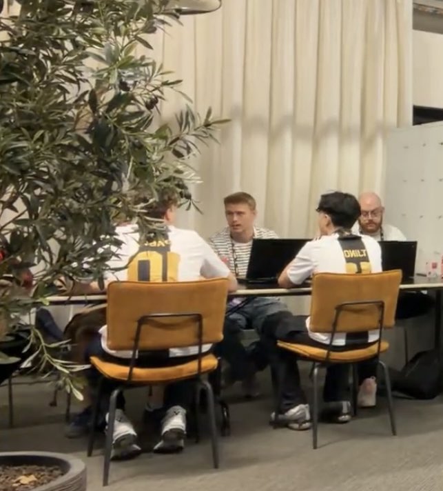 Maxence03015213's tweet photo. Les 6 joueurs Havok sont bien arrivés à la prac room prêt pour tout exploser 🔥🤍💛#HVKWIN https://t.co/QI4ztYNzU5
