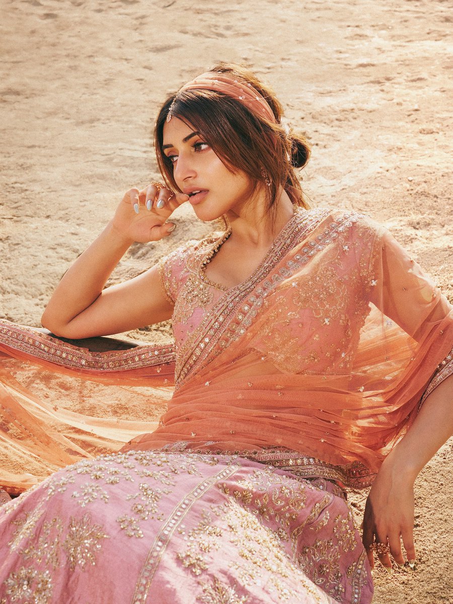 sreeleelaaddict's tweet photo. #sreeleela Has that grace and beauty 💖 even sunlight is kissing her beauty.
Just weekend ki fans ki treat ichindi mana leela 

.....SREELEELA DEVOTEE..... https://t.co/cUdOtIrHI3